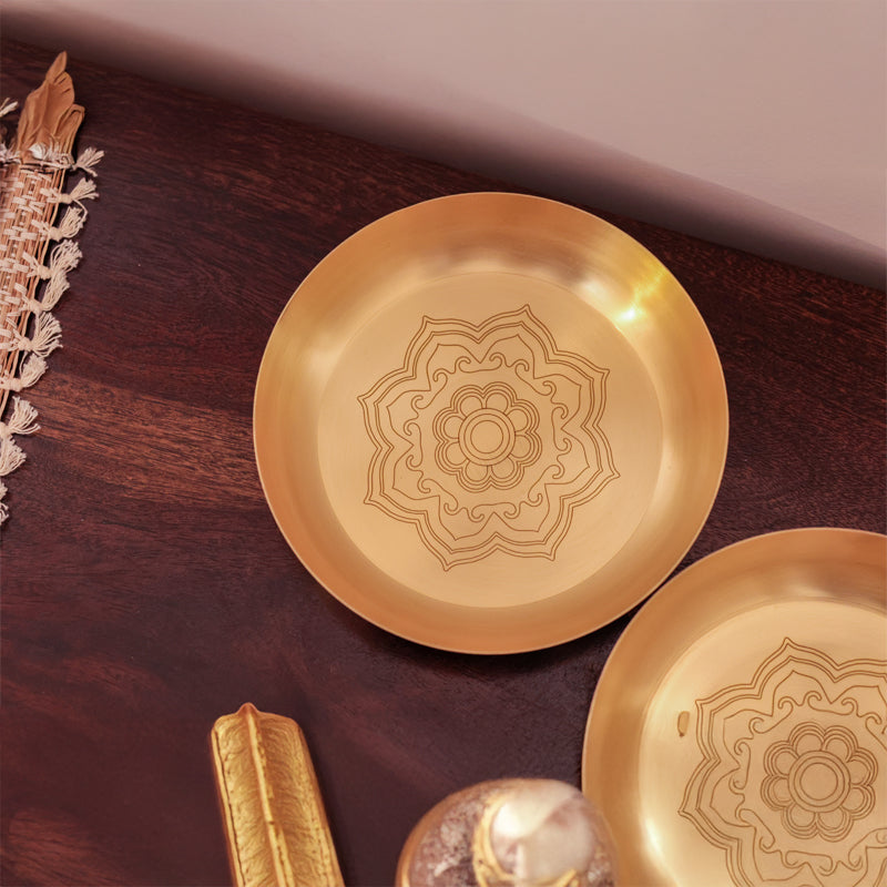 Casa Quesera® Kanz Engraved Brass Plate with Matching Spoon – Elegant Royal Serveware for Home, Table & Gifting